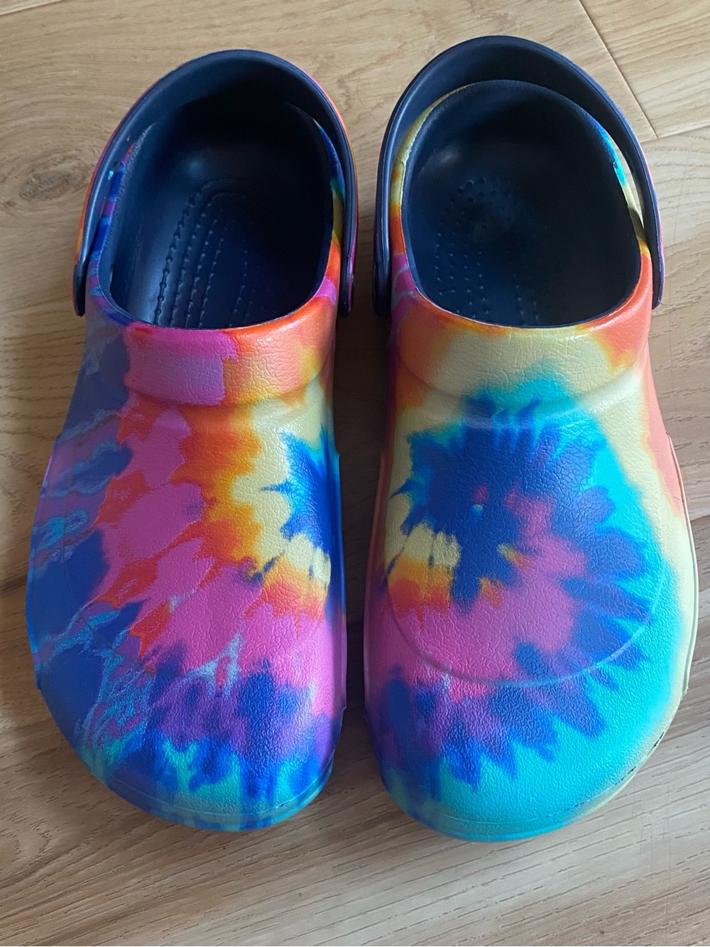 CROCS BISRTO TIE DYE UNISEX CLOGS